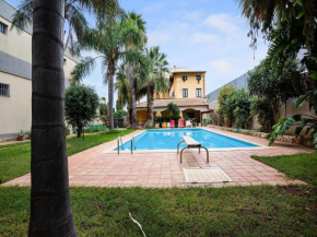 Classic Villa in Floridia with Fenced Garden
